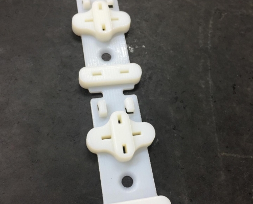 Impresión 3d con resina líquida de un prototipo fromado por diferentes piezas que se clipaban unas con otras