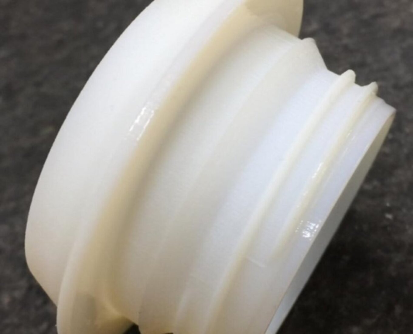 Impresión 3D de prototipo con paso de rosca realizado on resina líquida