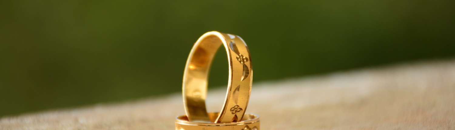 Imagen de dos anillos de oro para una boda
