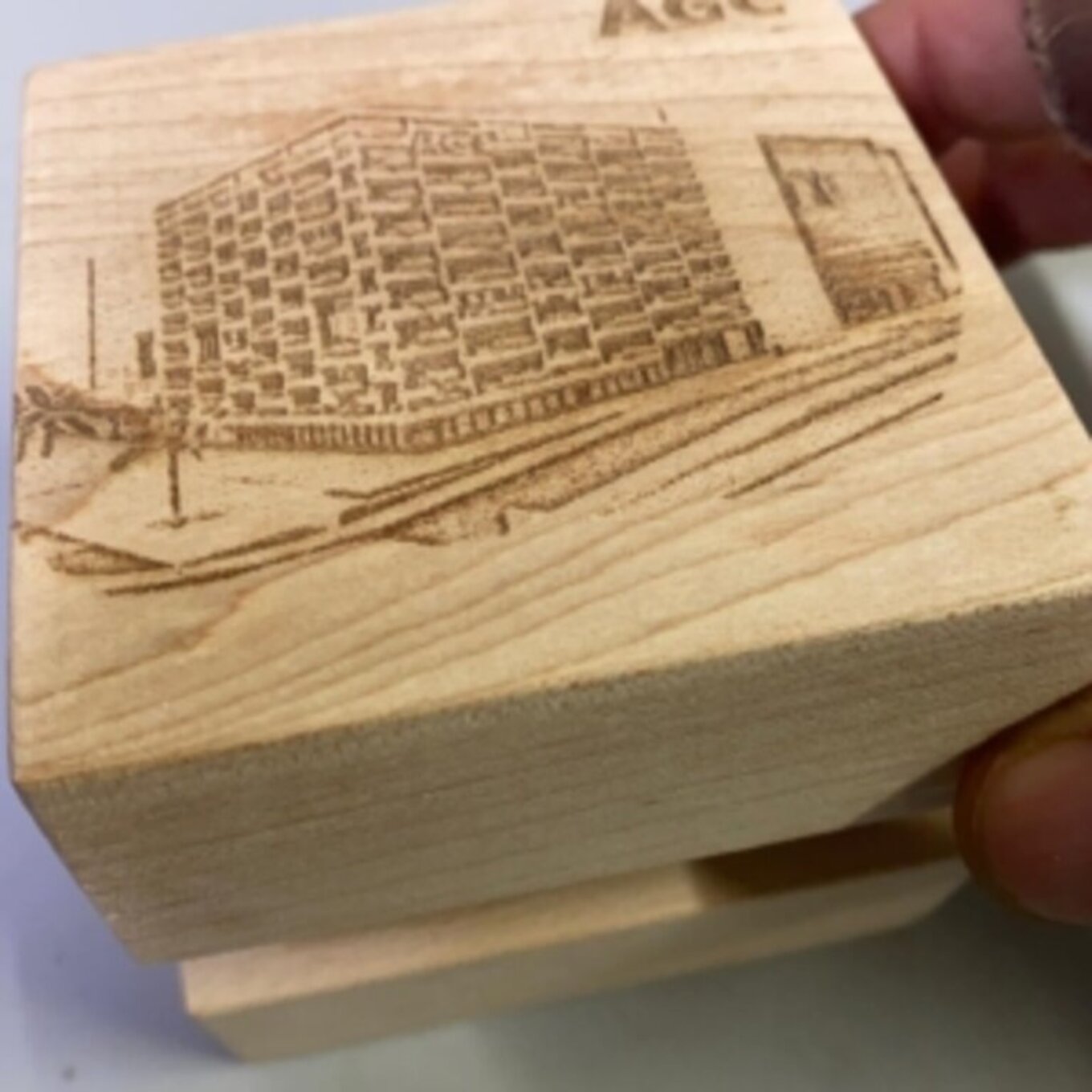 Cajita promocional de madera con dibujo grabado con láser