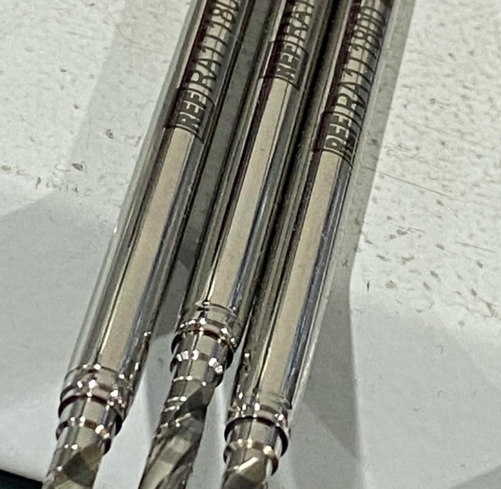 Conjunto de tres piezas mecánicas con sus referencias grabadas con láser