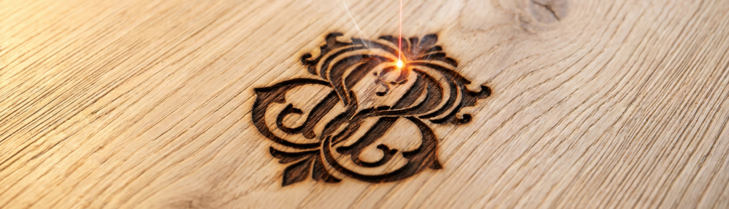 Detalle de grabado láser de alta precisión sobre madera de roble, mostrando un diseño detallado y la textura del material