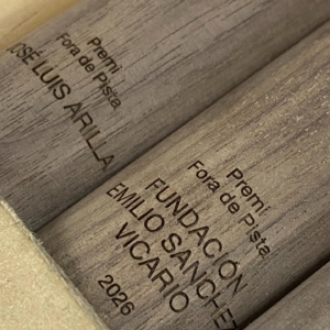 Un par de premios de madera grabados con láser