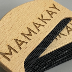 Piezas de madera con logo grabado en profundidad